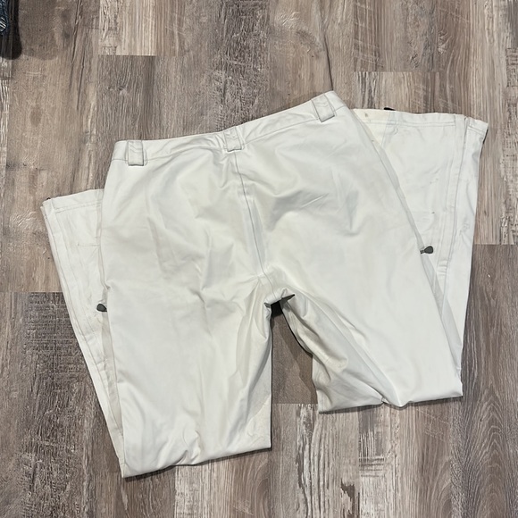 Mountain Hardwear white snowpants with side leg zips - Picture 5 of 5